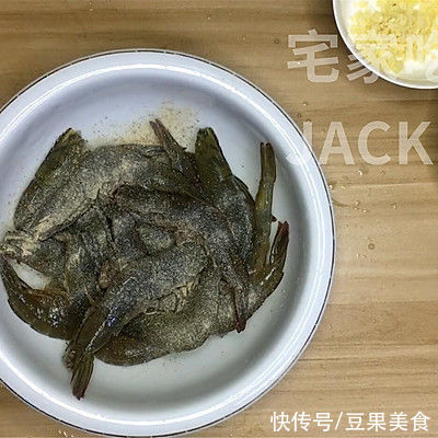 干锅香辣虾，做法简单，虾肉鲜甜，酱汁香辣，唆着手指越吃越香