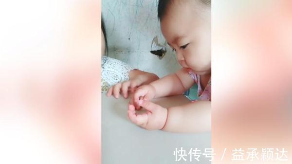 玩具|萌娃想拿起玩具,可肉肉的小手却抓不住,姐姐一看就笑出了声