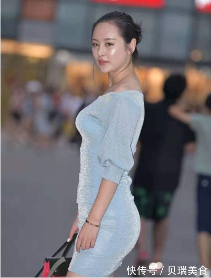 一字|浅蓝色一字肩连衣裙搭配系带高跟鞋,光鲜靓丽,优美迷人