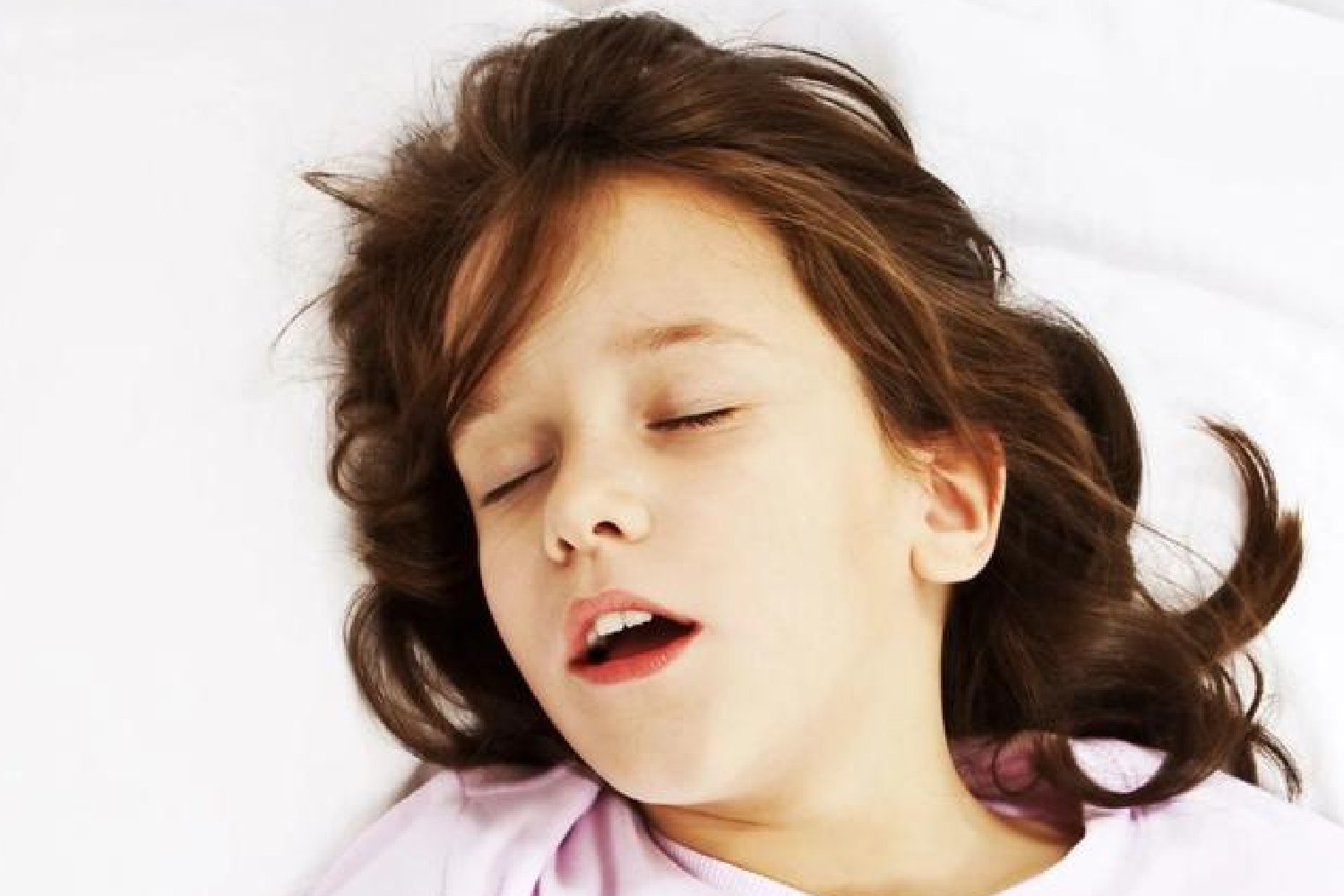 扁桃体|睡觉时一个坏习惯，会让孩子越长越丑，父母别任其发展