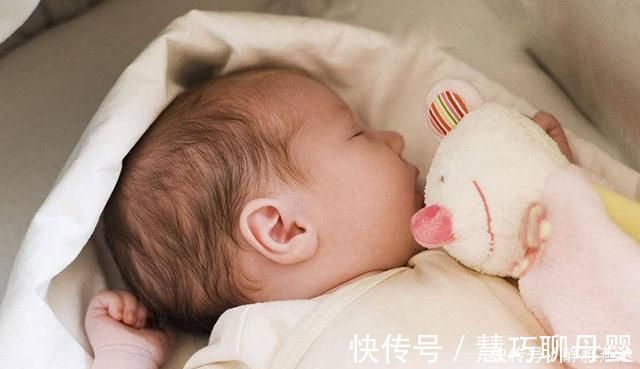 孩子|爸爸一觉醒来发现“娃丢了”，找了一圈，看到孩子后顿时感到后怕