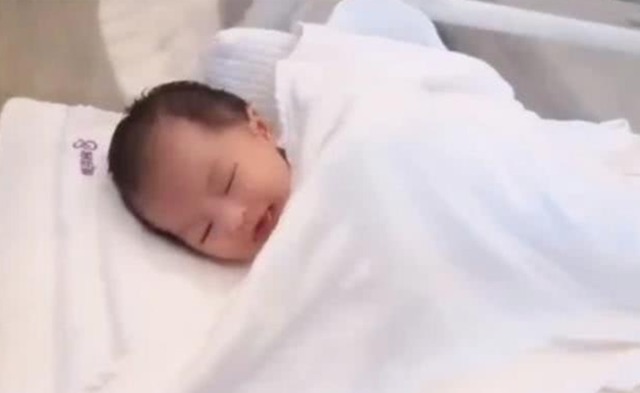 小邱|“最美宝宝”出生即走红,凭颜值征服众人,网友:长大怎么得了