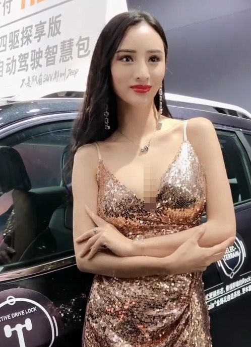 姐姐 时尚前沿丰腴车模“大”姐姐,身穿晚礼服长发飘飘,明艳动人