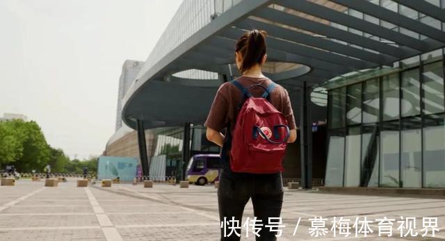 up主|华智冰弹吉他画面是假的?真人已经被找到,大家对虚拟人理解错了