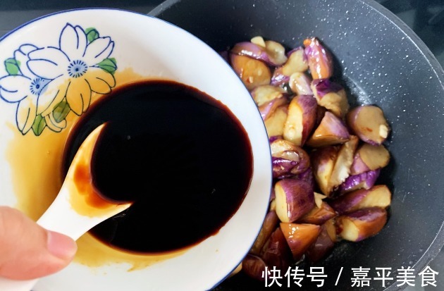 茄子|炒茄子时,先倒油是大错,又硬又没味,还油腻,学会“多做一步”