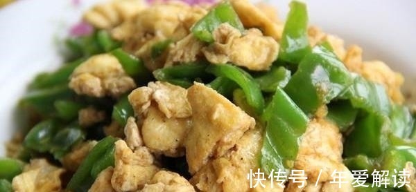 第一次带女朋友回家,妈妈做了拿手菜,吃饭的时候真想甩了她