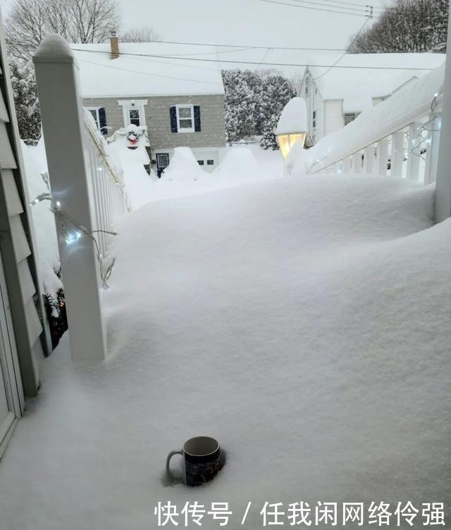 纽约州天降暴雪足足一米厚！车和房全都被埋了，只剩白茫茫！