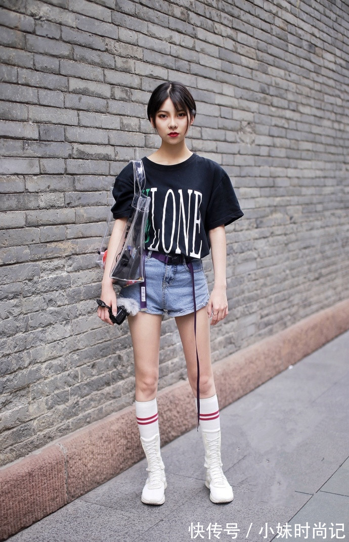 包臀裙 成都街拍,斜肩包臀裙与红色纱纱裙的混搭,让人感觉好仙!