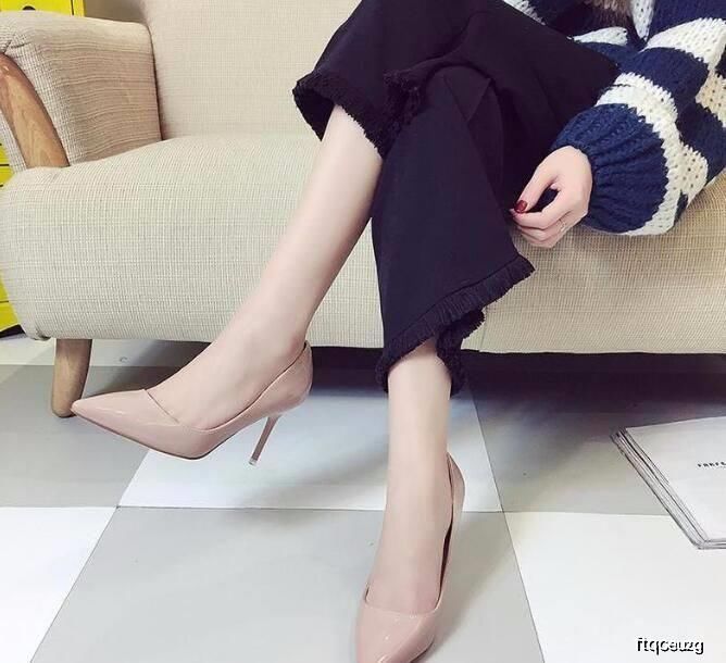 性感与高跟鞋的碰撞,流露出华丽的宫廷风范