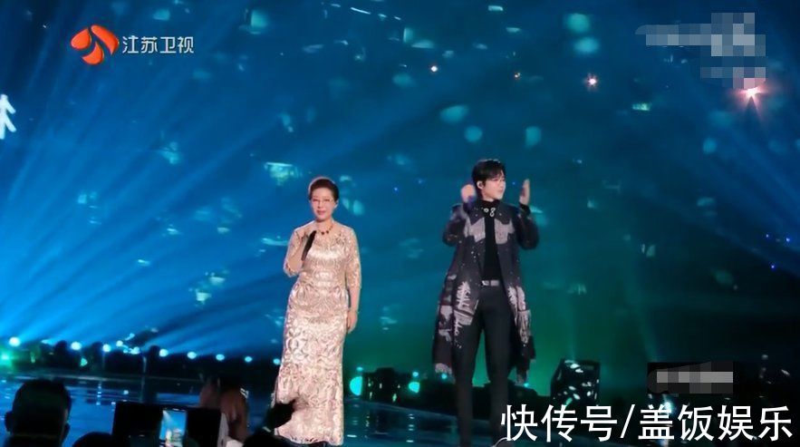 江苏跨年槽点多：张靓颖穿“开裆裤”，李宇春又压轴，关牧村破音