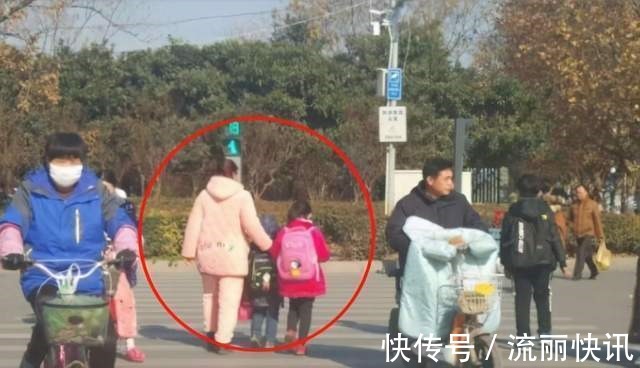 长辈|孩子上下学由谁来接送,反映了家庭不同状态第四种家庭最幸福