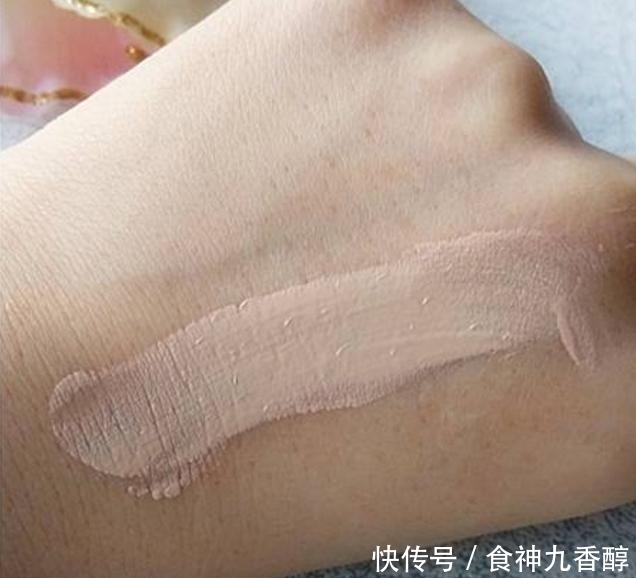 妆前乳|粉底液这样用,难怪化出来的妆“脏脏”的,还很不服帖