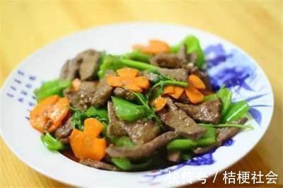 面色|胡萝卜和它一起炒,女性每天来几口,面色白皙红润,眼睛更明亮