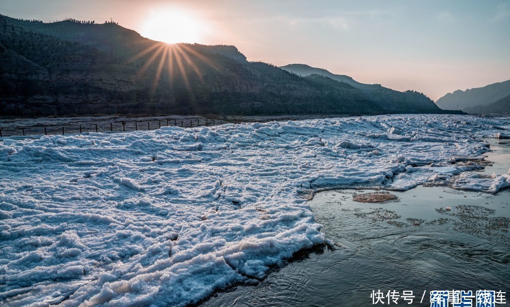 黄河壶口瀑布现“十里冰河”奇观