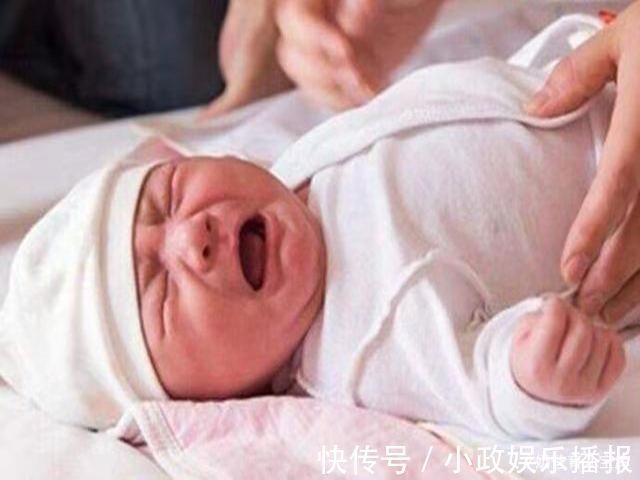 医院|宝宝意外滚下床,家长一个动作让孩子没了呼吸,很多家长都这么做