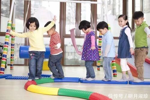 3岁女儿不敢尿尿,妈妈被气哭,必须向幼儿园讨个说法