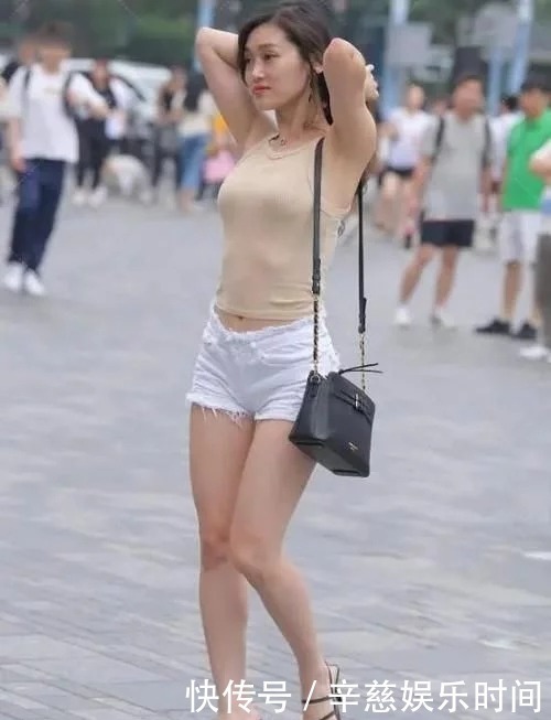 热裤|杏色小吊带+白色热裤，简洁大方，时尚又气质，尽显浓浓女人味