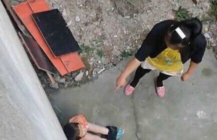 孩子们|“我能尝一口红烧肉吗”,6岁姐姐央求弟弟,妈妈举动不配为人母