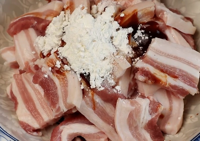 五花肉不要炒着吃了,咱们换个吃法,美味不油腻,好吃到停不下来