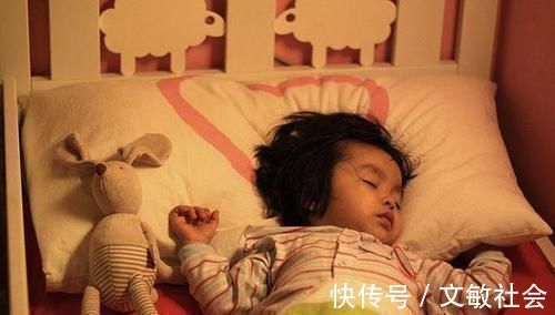 孩子|宝爸陪娃午睡,醒后发现孩子的小脚丫“凉了”,连忙去探宝宝呼吸