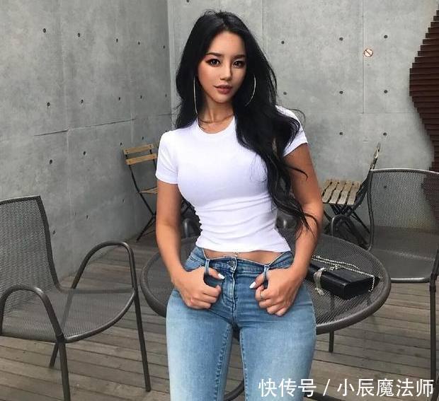 身材紧致的牛仔裤美女,显得高挑有型,非常有魅力