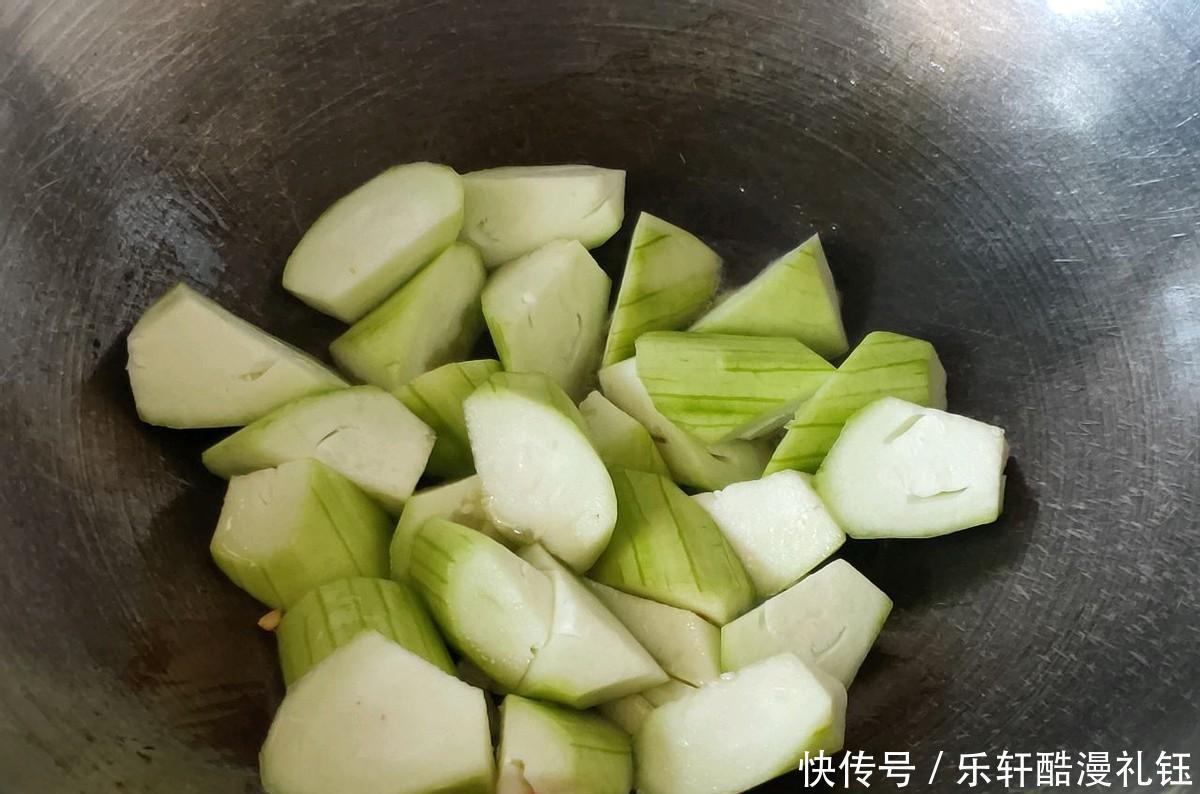 搭配|丝瓜和番茄的完美搭配,简单一炒,开胃下饭,家人都爱吃