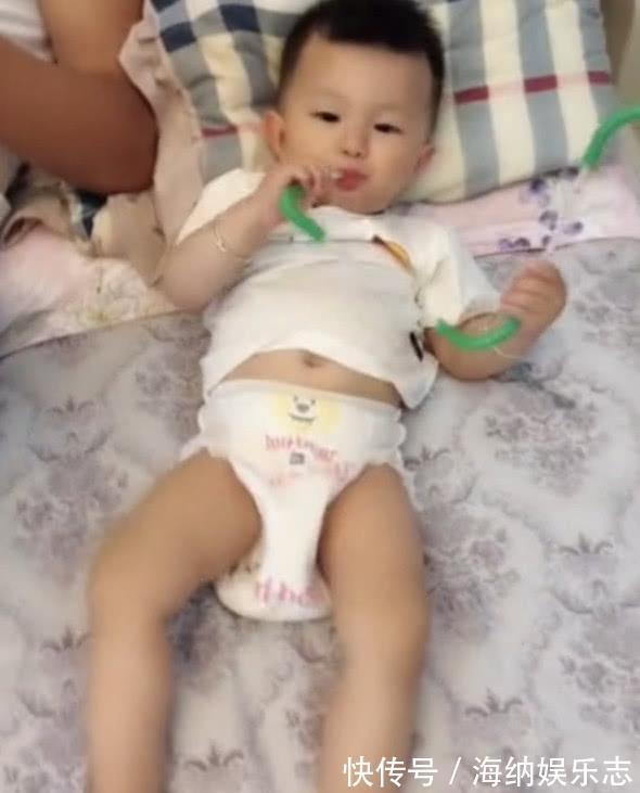 孩子|这就是爸爸带孩子的后果,不走寻常路,姿势不愧是爷俩