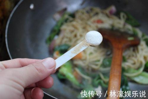 炒青菜时先放盐,还是出锅前再放盐吃错了浪费营养,伤害心血管