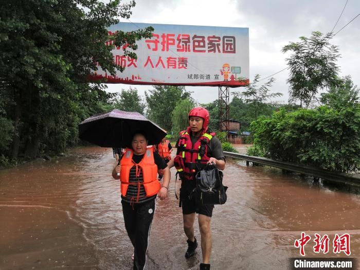 橡皮艇|四川达州强降雨致洪涝灾害：救援人员救出被困民众