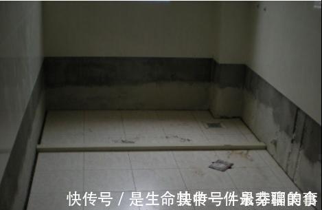 装修|头次见卫生间贴瓷砖留空一排,以为工人偷工减料,听完才知好处多