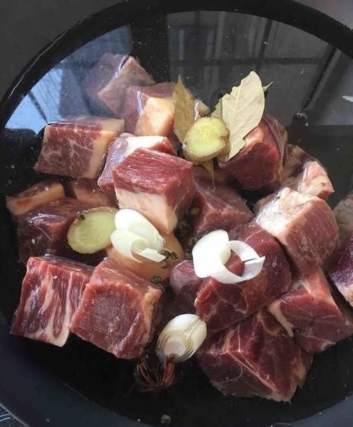 过年炖肉，要想肉质鲜嫩入味，一定要加这两种调料，越炖越香