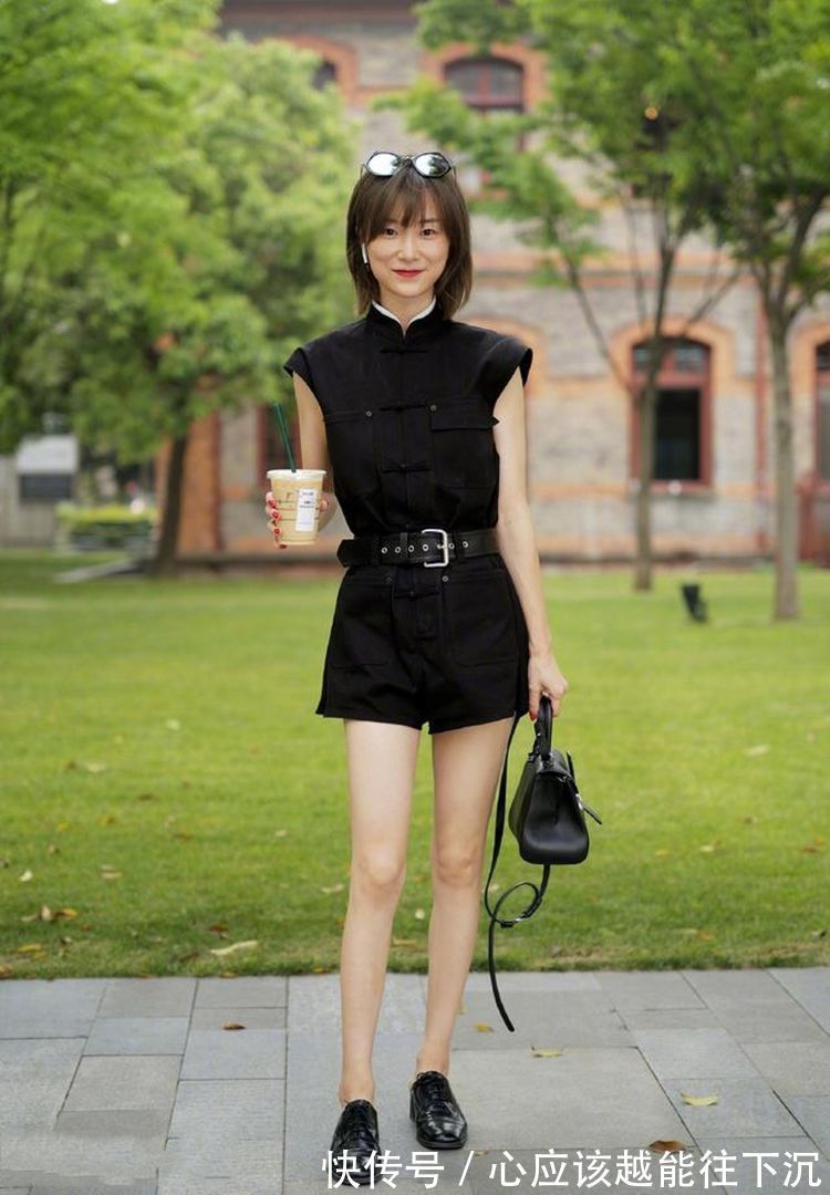 蓝白色|路人街拍,搭配蓝白色的条纹连衣裙,看起来非常整洁大方