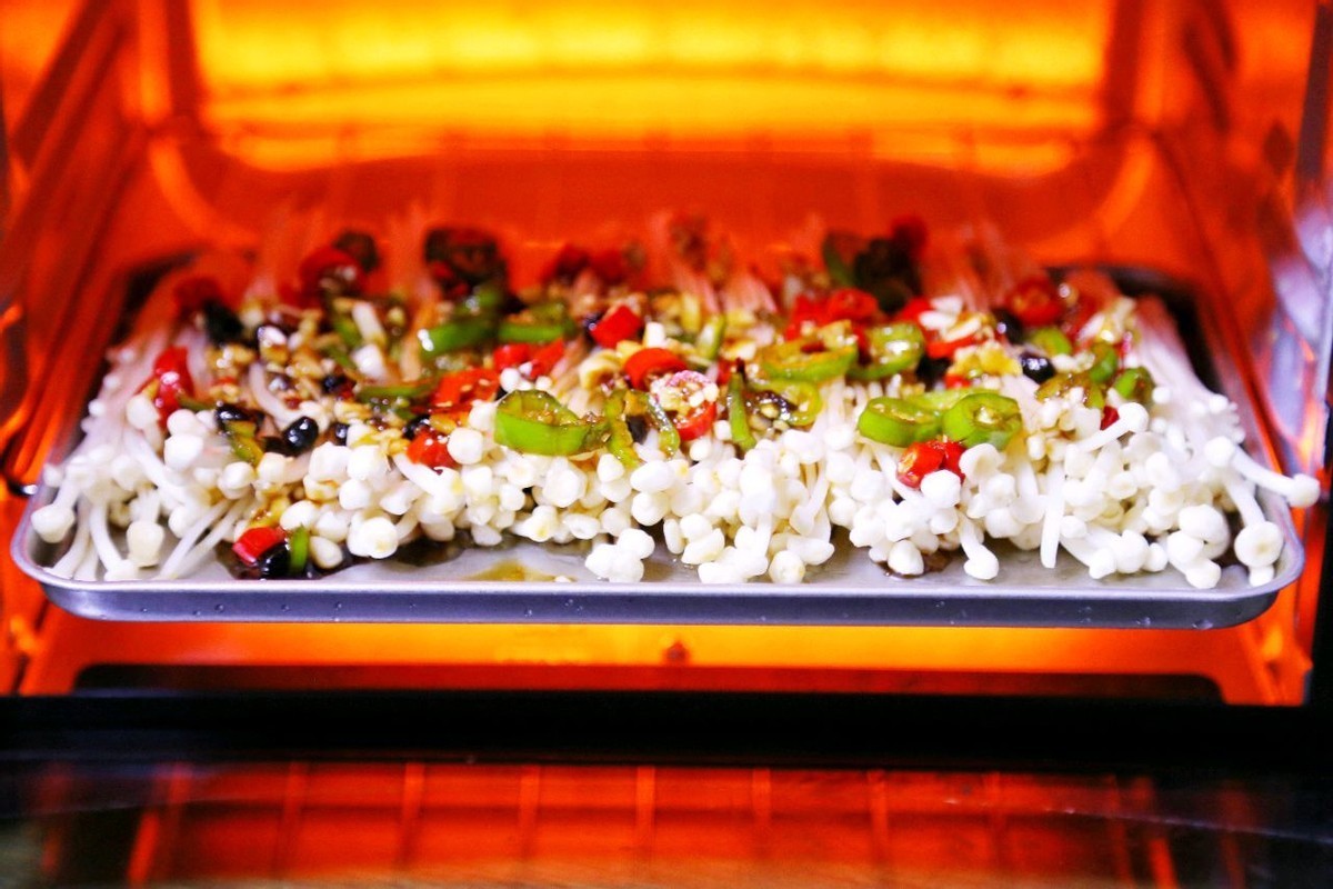 金针菇次吃法，大人孩子都爱吃，烤一烤就出锅，香气四溢