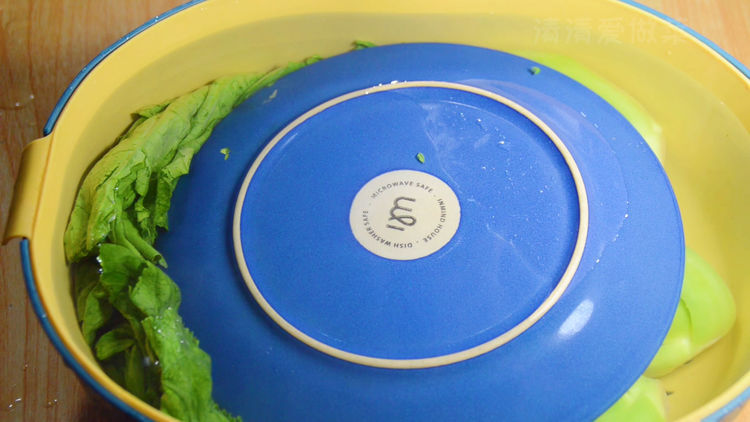 腌酸菜放盐是大错，教你一个简单做法，今天做明天吃，又酸又脆