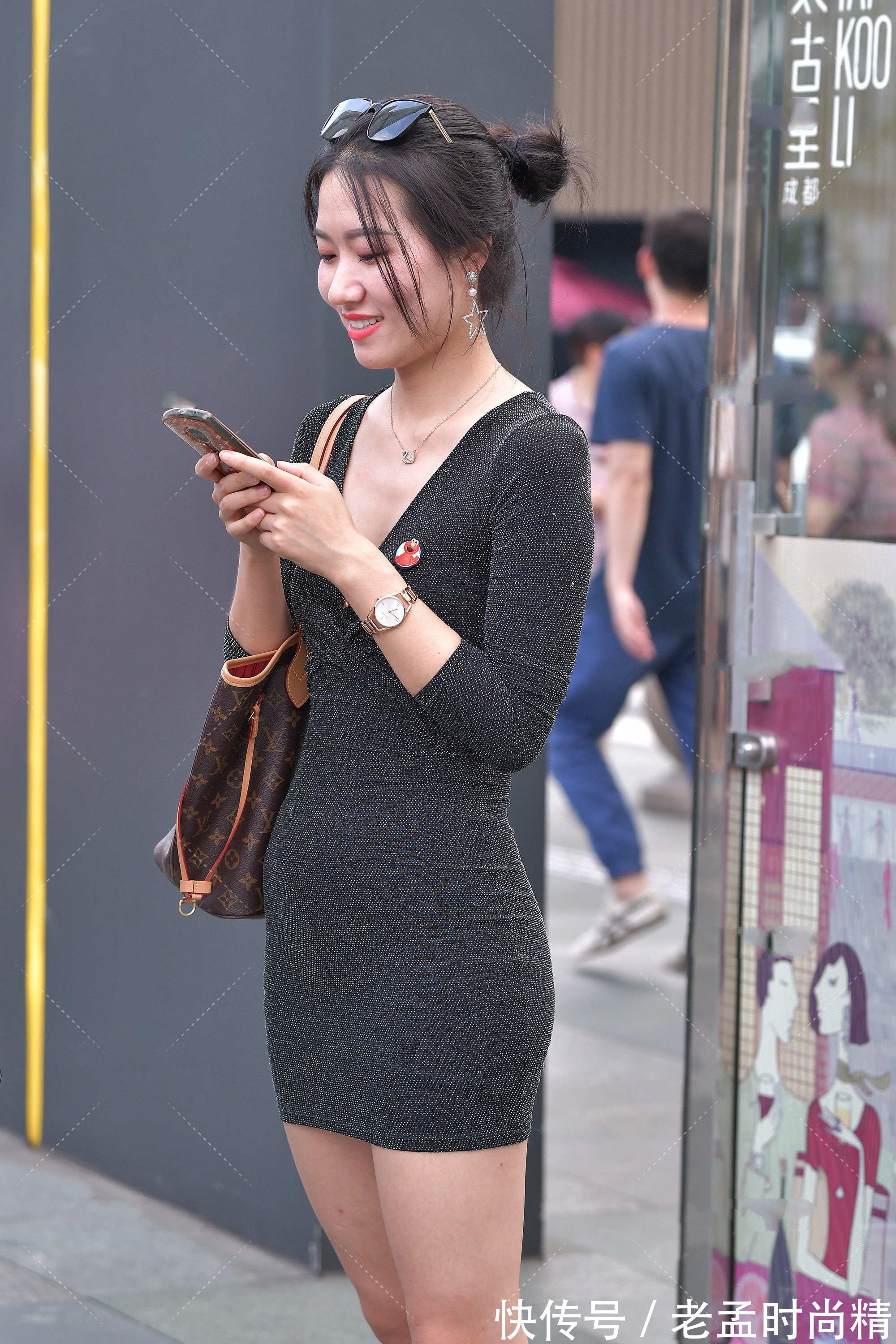 耳环|V领修身小黑裙, 搭配流苏耳环, 时尚精致, 尽显好身材