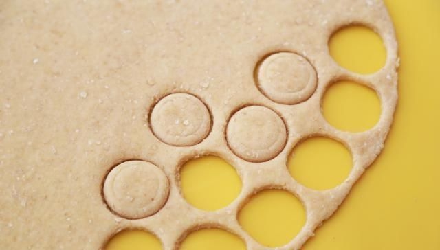 用水|燕麦片中加4个鸡蛋,不用水不用蒸,鲜甜松软,比包子馒头还好吃