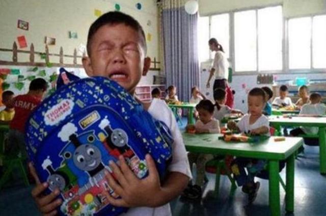 老黄|儿子姓“黄”,上学第一天就哭着回家,抱着爸爸痛哭:我要改名