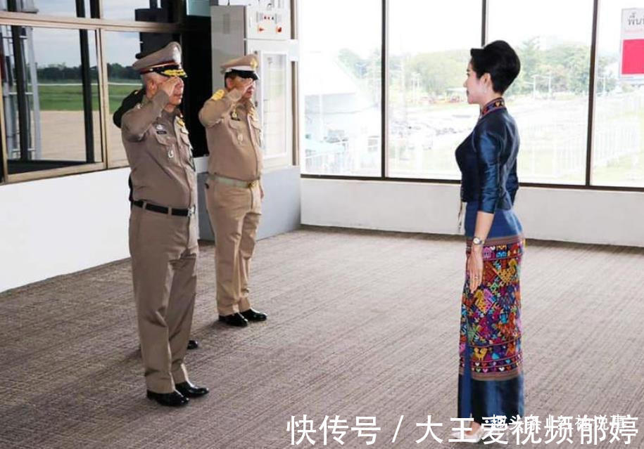 哇集拉隆功$苏提达熟知中华文化,穿中国红炫耀地位,给诗妮娜穿“妾室粉”