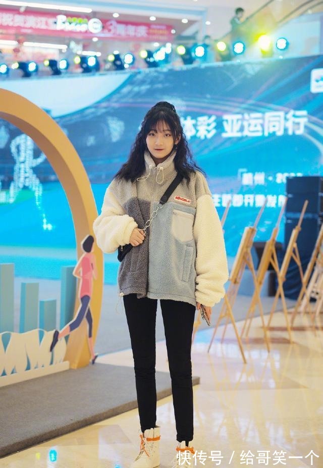 直筒裤 寒冬已至,时髦的“短毛绒外套”火了,百搭不挑人,潮人都上头了!
