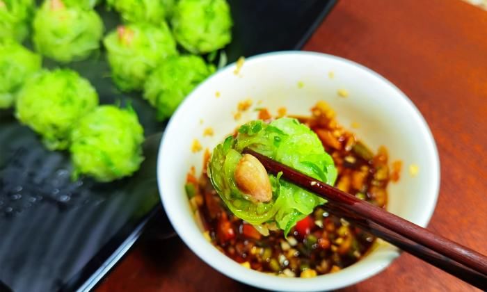 天冷了,吃这菜正当时,价格便宜营养高,简单一蒸,热乎乎真解馋