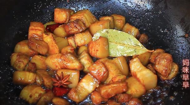 饭店的红烧肉为啥好吃？原来做法有讲究，掌握3个关键，肉香不腻