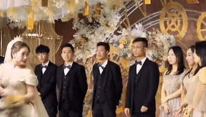 |搞笑GIF：穿成这样想给女友一个惊喜 没想到她给了我一个更大的惊喜