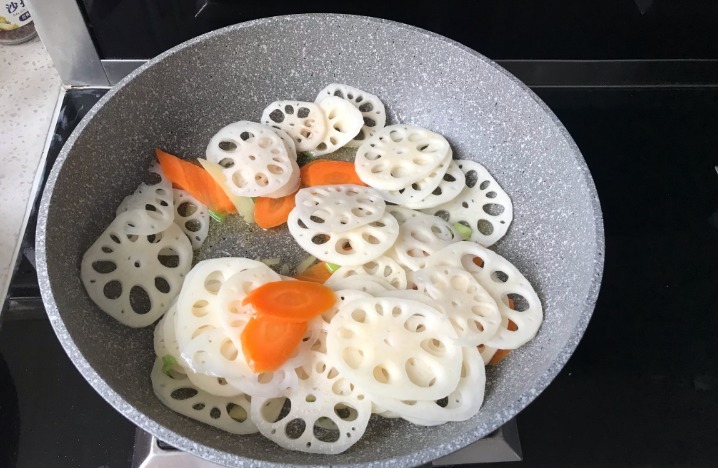 炒莲藕下锅就变黑,老厨师教你1招,加点它,莲藕白净还入味