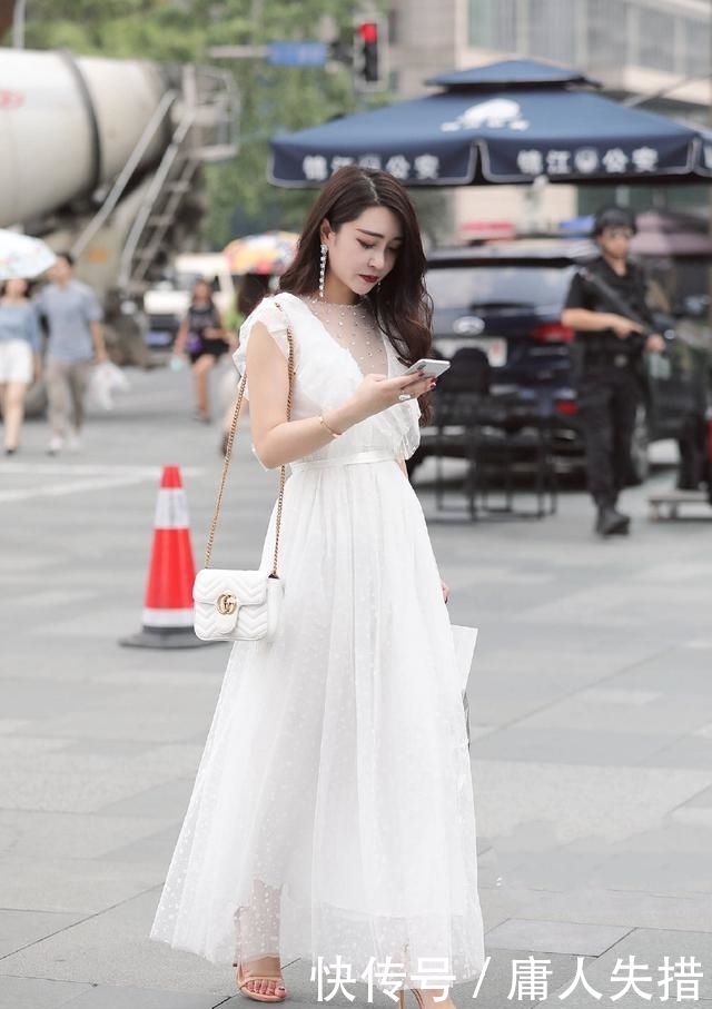 美腿|街拍:穿紧身牛仔裤的小姐姐,时尚靓丽,一双美腿吸人眼球!