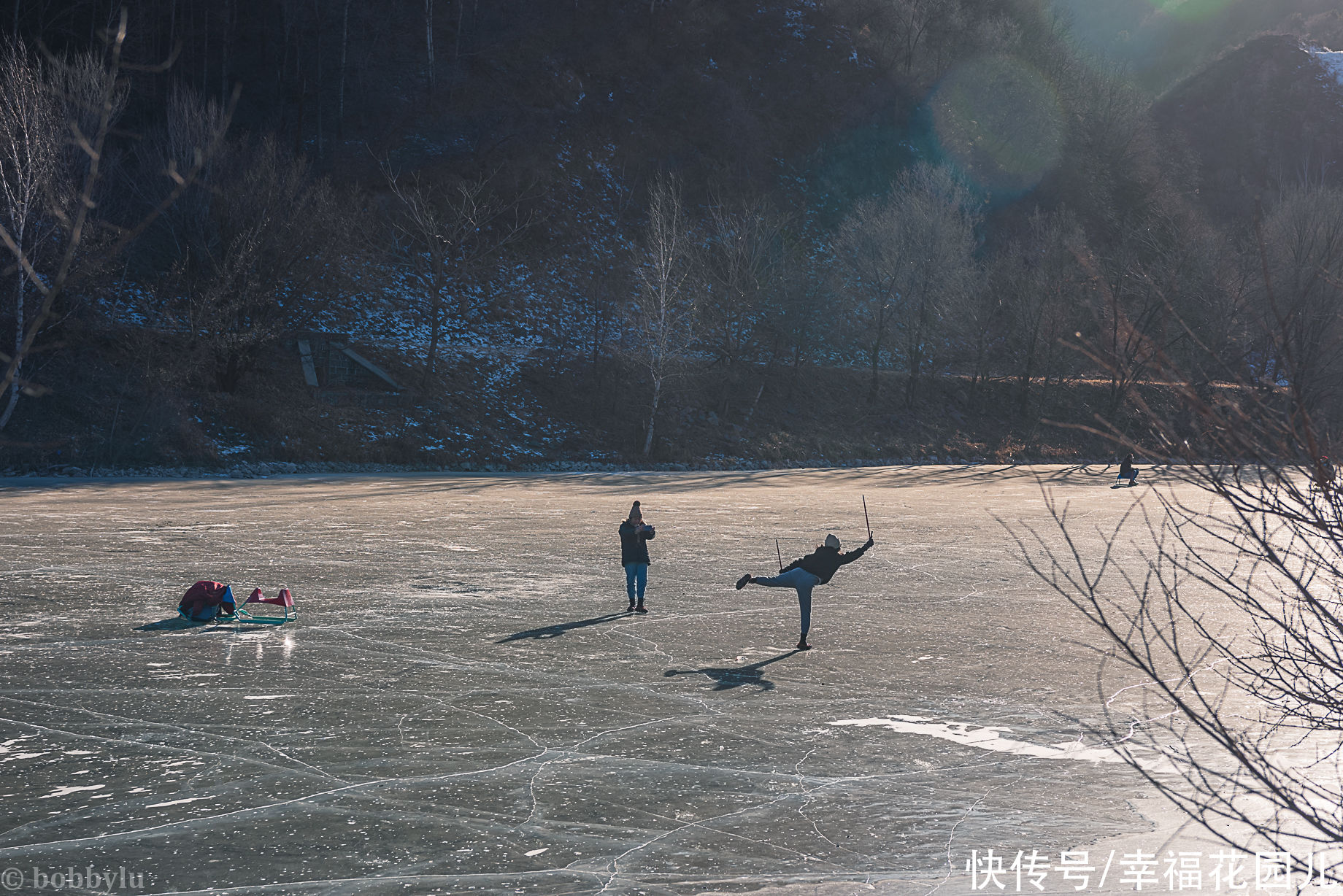 忘忧湖上的蓝冰之旅，感受气泡湖神秘魅力，嗨玩冰雪的玉渡山