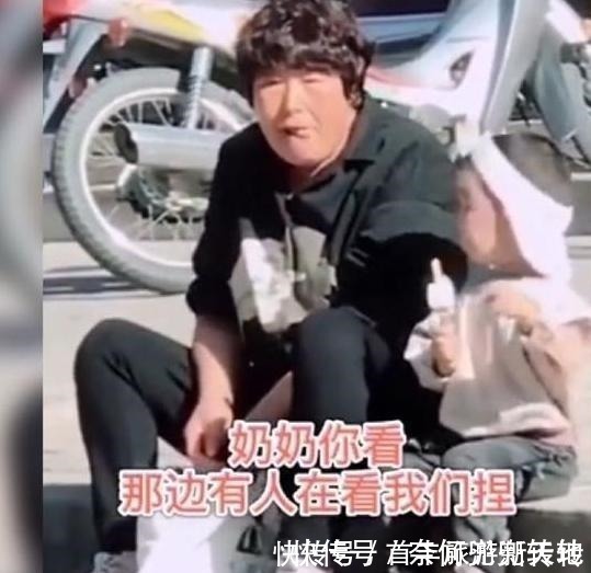 奶奶|奶奶掩护萌娃吃冰淇淋，却被妈妈发现，宝宝这可怎么办