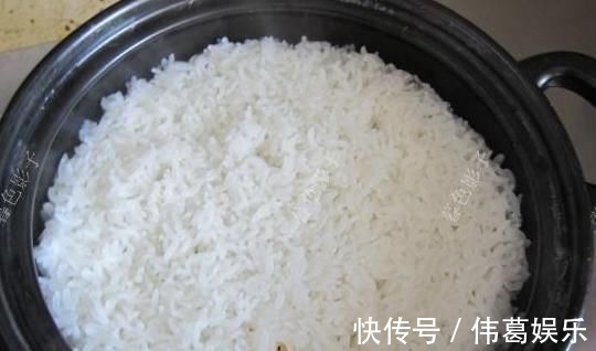 老两口的简餐，荤素巧搭配，吃到撑得慌，网友；怎么连皮都吃了