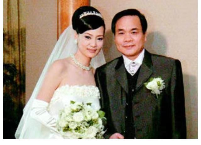 穿着白色|刘雪华独居24小时开着电视,生活跟年轻人脱节,直言怕摔倒无人知