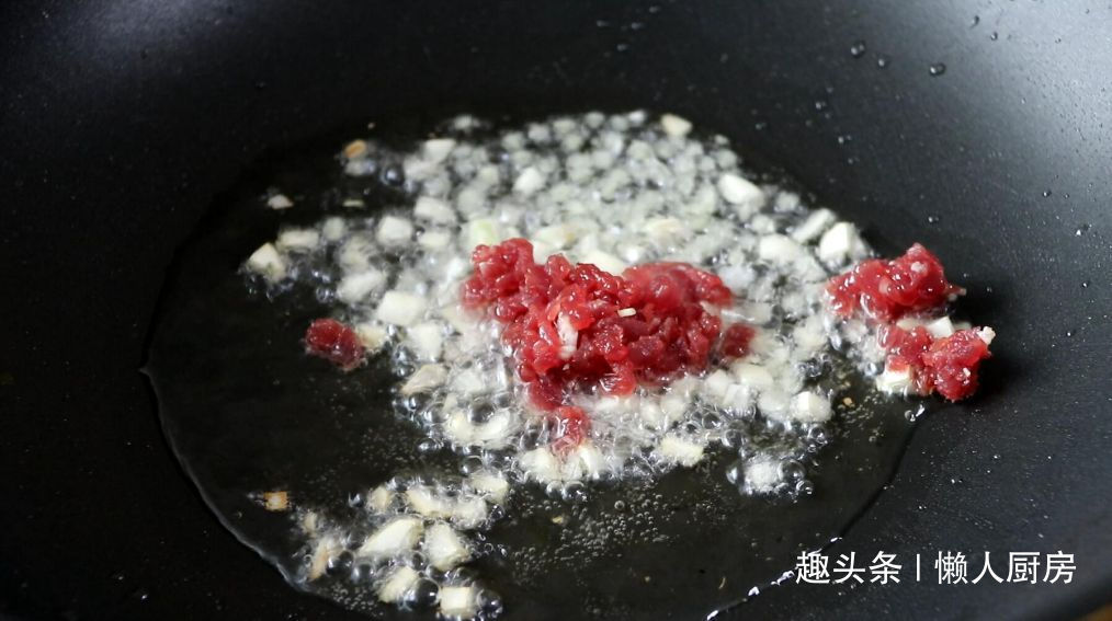 先蒸后炒，做出来的茄子不吸油，配上牛肉末一起炒，下饭好吃