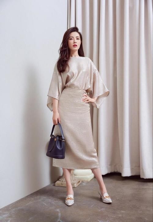 曾黎 真懂搭配技巧，拼接款风衣点缀蓝色花边，时尚减龄御姐范十足